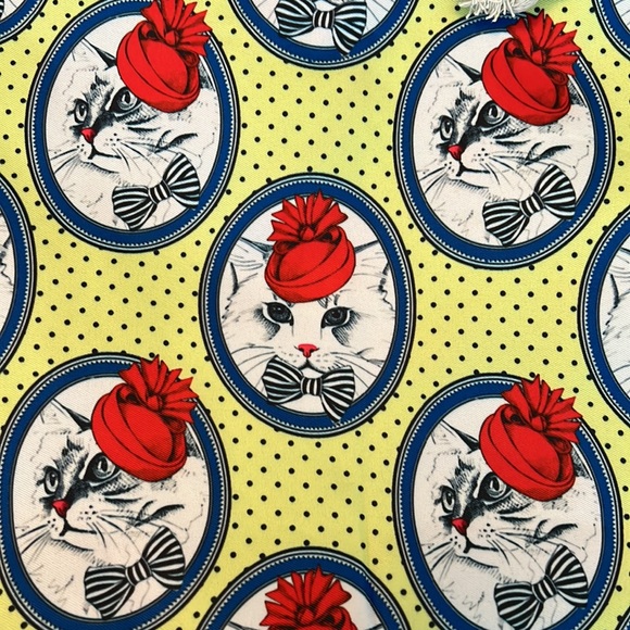 🎉HP🎉Fancy Cat Printed Tote with Matching Wristlet - Picture 7 of 14